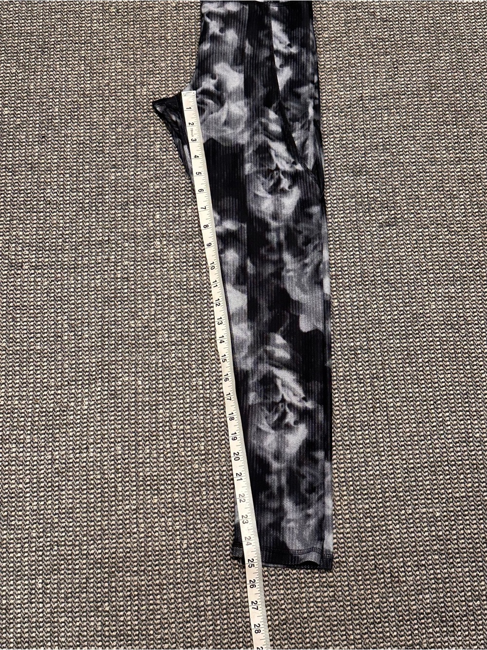 Old Navy Black & White Floral Ribbed High Rise Leggings - Picture 3 of 5